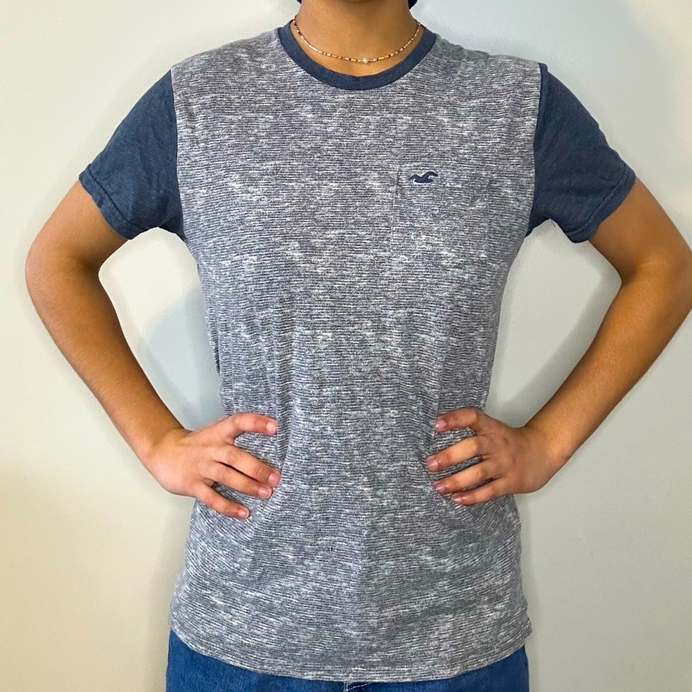 HOLLISTER T-SHIRT